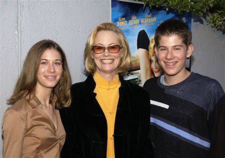 Cybill Shepherd's Net Worth & Bruce Oppenheim Insights - 2024