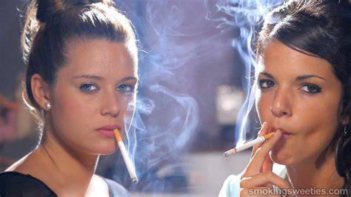 Linda Cardellini Smokes: A Comprehensive Look Into the Actress's Life, Career, and Smoking Habits