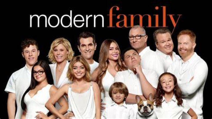 Sarah Hyland: From Modern Family to Broadway & Beyond - Latest Updates!